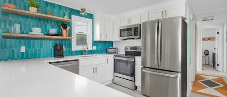 ثلاجة، ميكروويف، فرن، موقد طهي مسطح