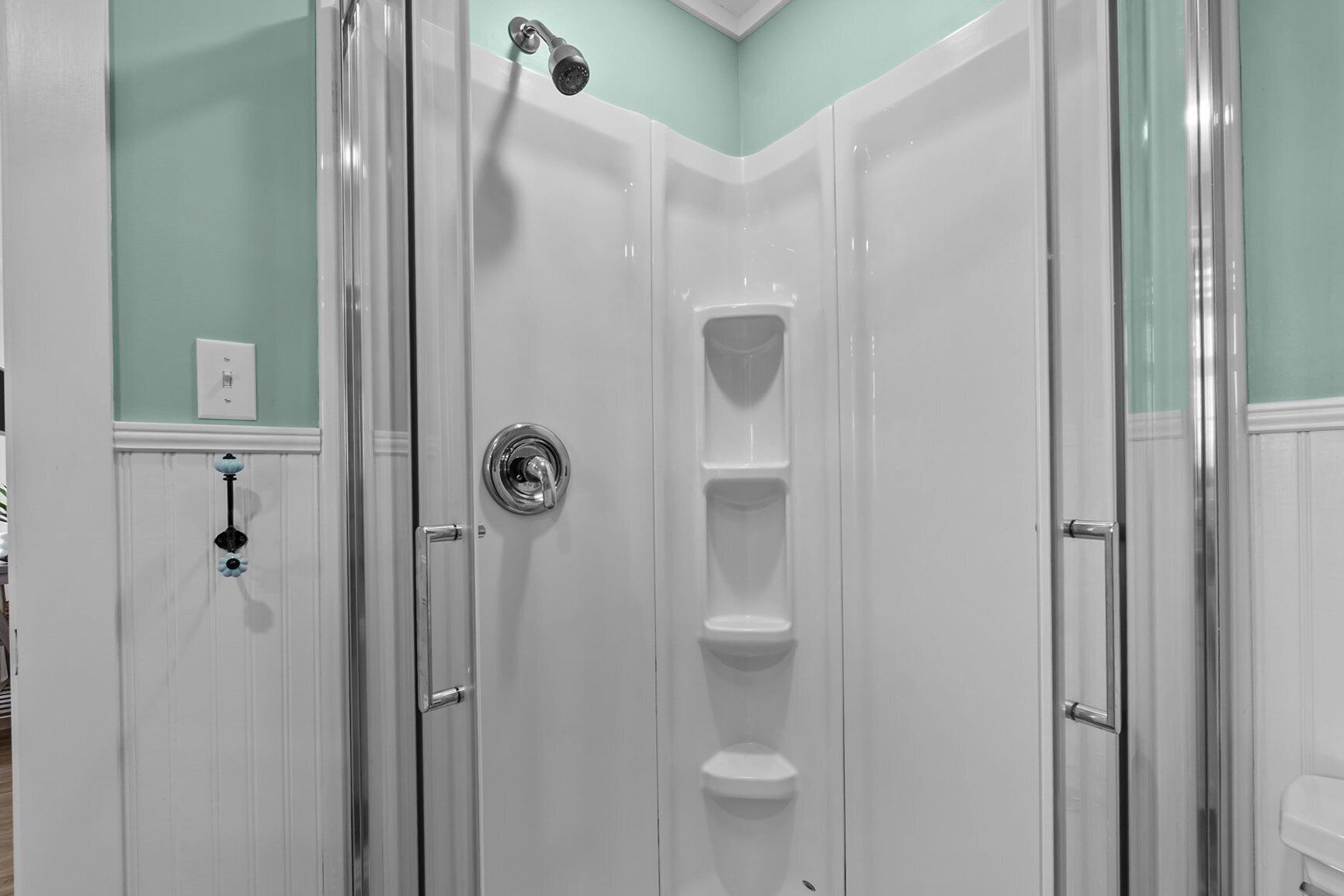 Un baño con cabina de ducha, inodoro y lavabo.