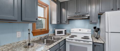 Refrigerador, microondas, horno, placa de cocina