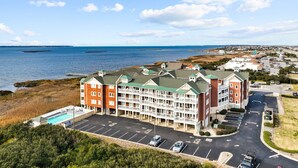 Hotel med swimmingpool, parkeringsplads og havudsigt.