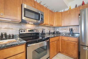 Fridge, microwave, oven, stovetop - C113- Totally Sound,Upscale Soundfront Condo. Great Location. Close to Everything. Community Pool. Very Comfortable. (Nags Head)