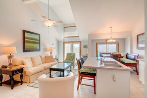 TV, lettore DVD, libri, impianto stereo