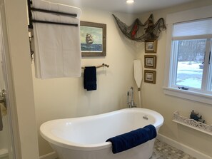 Bathtub, towels, soap, shampoo