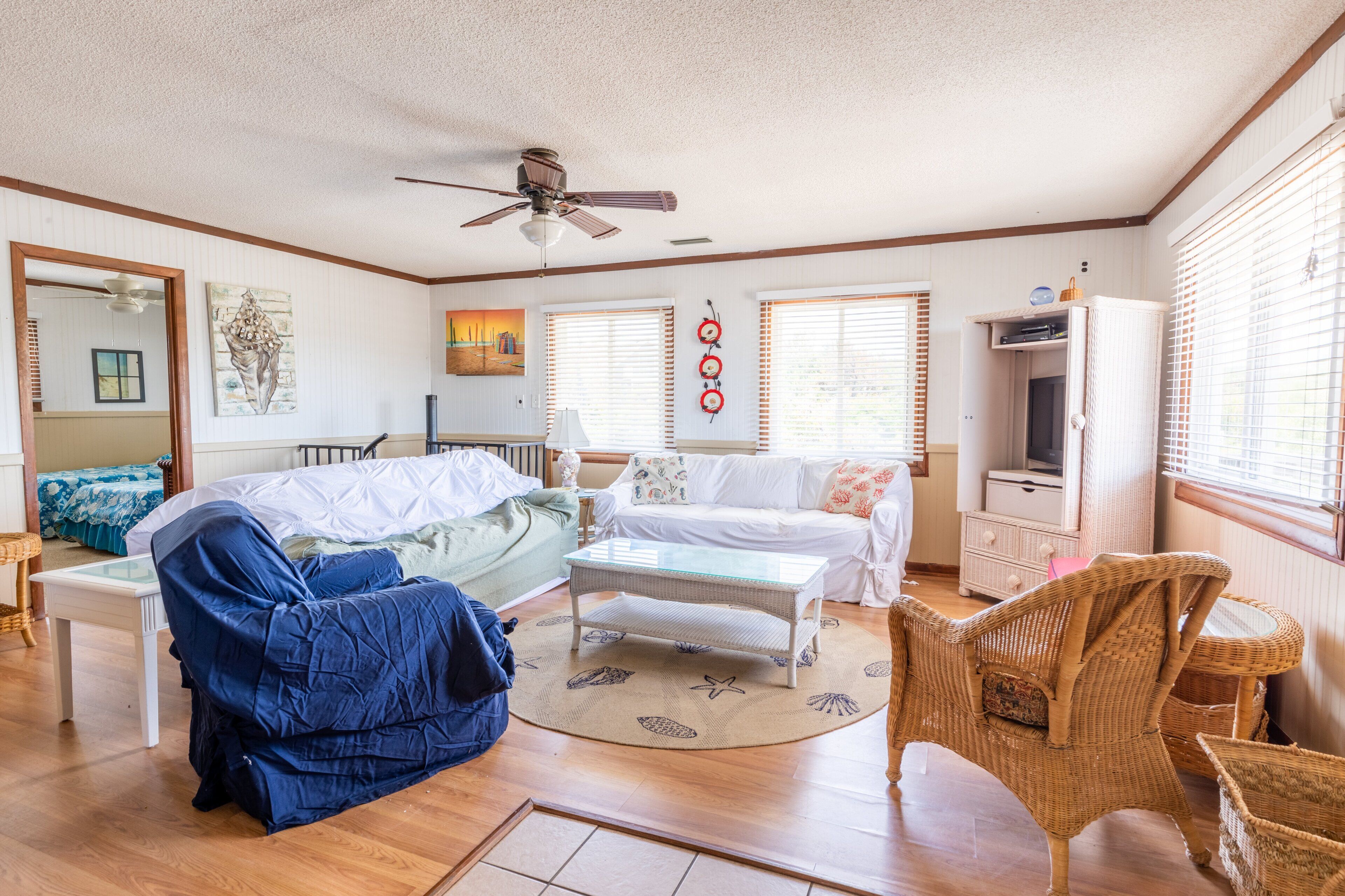 TV, DVD-spiller, fotballspill og bøker