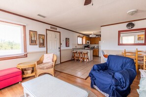 TV, DVD-spiller, fotballspill og bøker