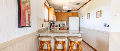 冷蔵庫、電子レンジ、オーブン、コンロ