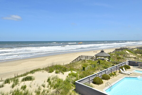 On the beach - 1211 - Stork II, Oceanfront Vacation Fun w/Pool, Kiddie Pool, Hot Tub, Pool Table... (Corolla)