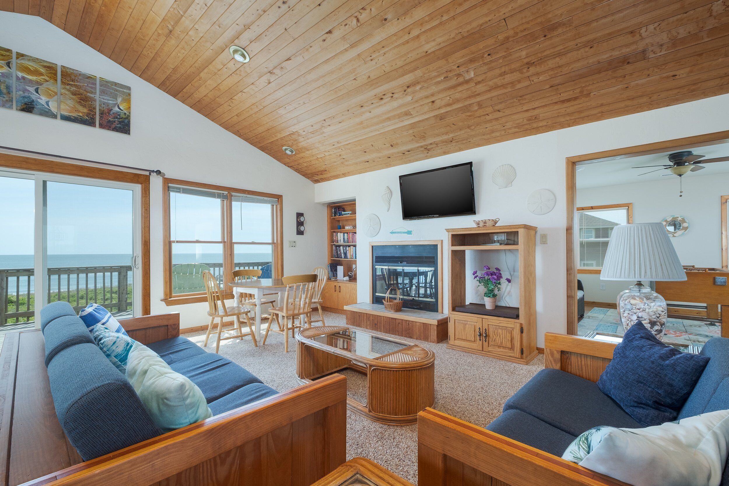 TV, DVD-spiller, fotballspill og bøker