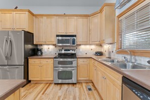 冰箱、微波炉、烤箱、炉灶