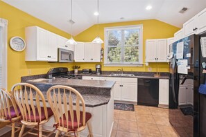 Fridge, microwave, oven, stovetop - 4620- Flip Flop Inn, in the live oaks lovingly maintained with amenities and conveniences (Southern Shores)
