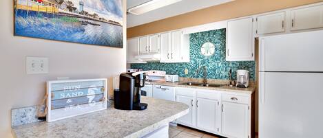 Een koelkast, een microgolfoven, een oven, een kookplaat