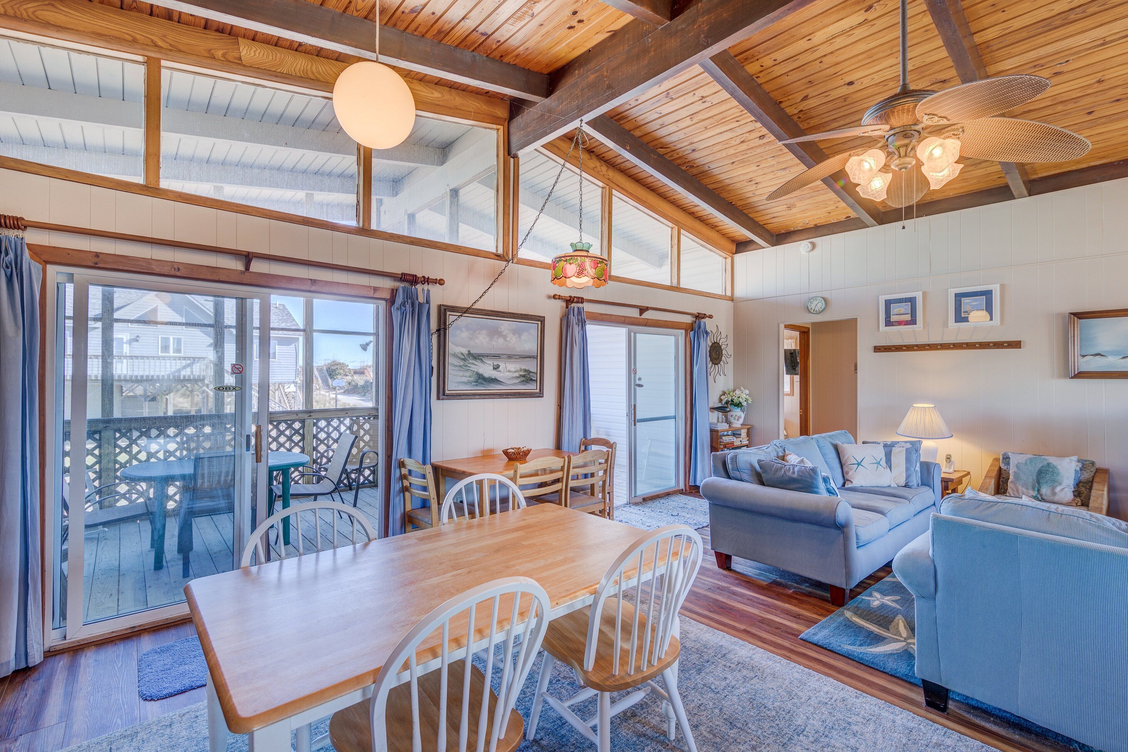 Fernseher, DVD-Player, Bücher, Stereoanlage