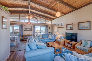 Televisión, reproductor de DVD, libros y estéreo 