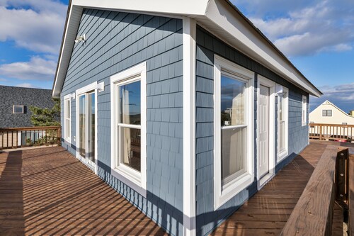 6287- Salt and Light, Ocean Views, Short Stroll to Beach, Perfect for the Family.