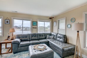 TV, DVD-spiller, bøker og stereoanlegg