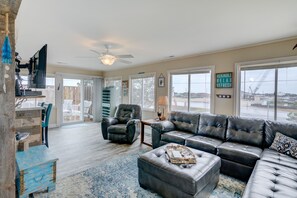 TV, DVD player, books, stereo