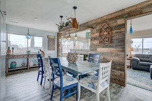 Dining - 7022-East Point El Dorado, has everything you need to have a wonderful vacation in Rodanthe! (Rodanthe)