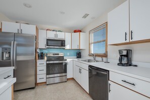 冰箱、微波炉、烤箱、炉灶