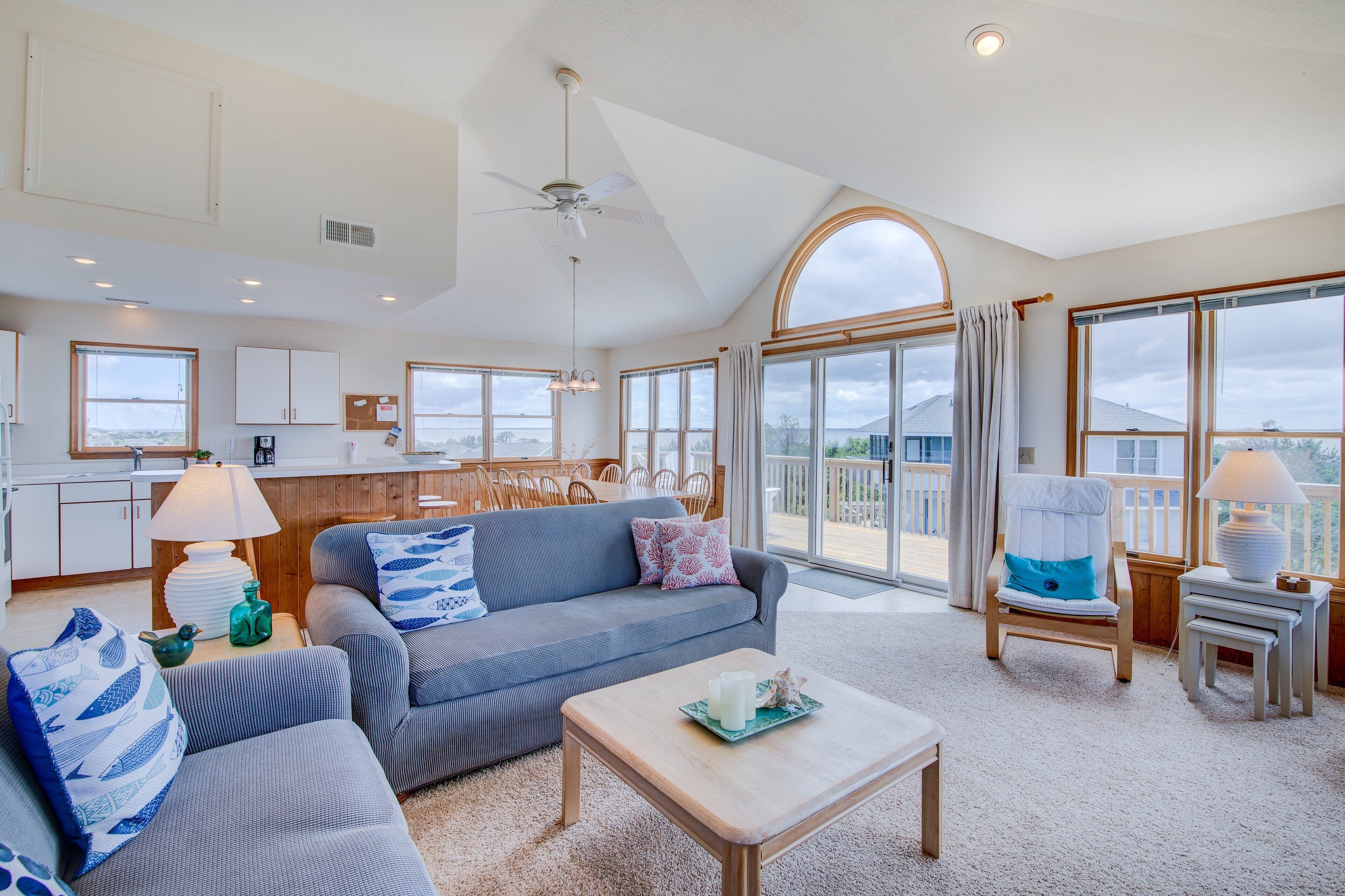 TV, DVD-spiller, bøker og filmbibliotek