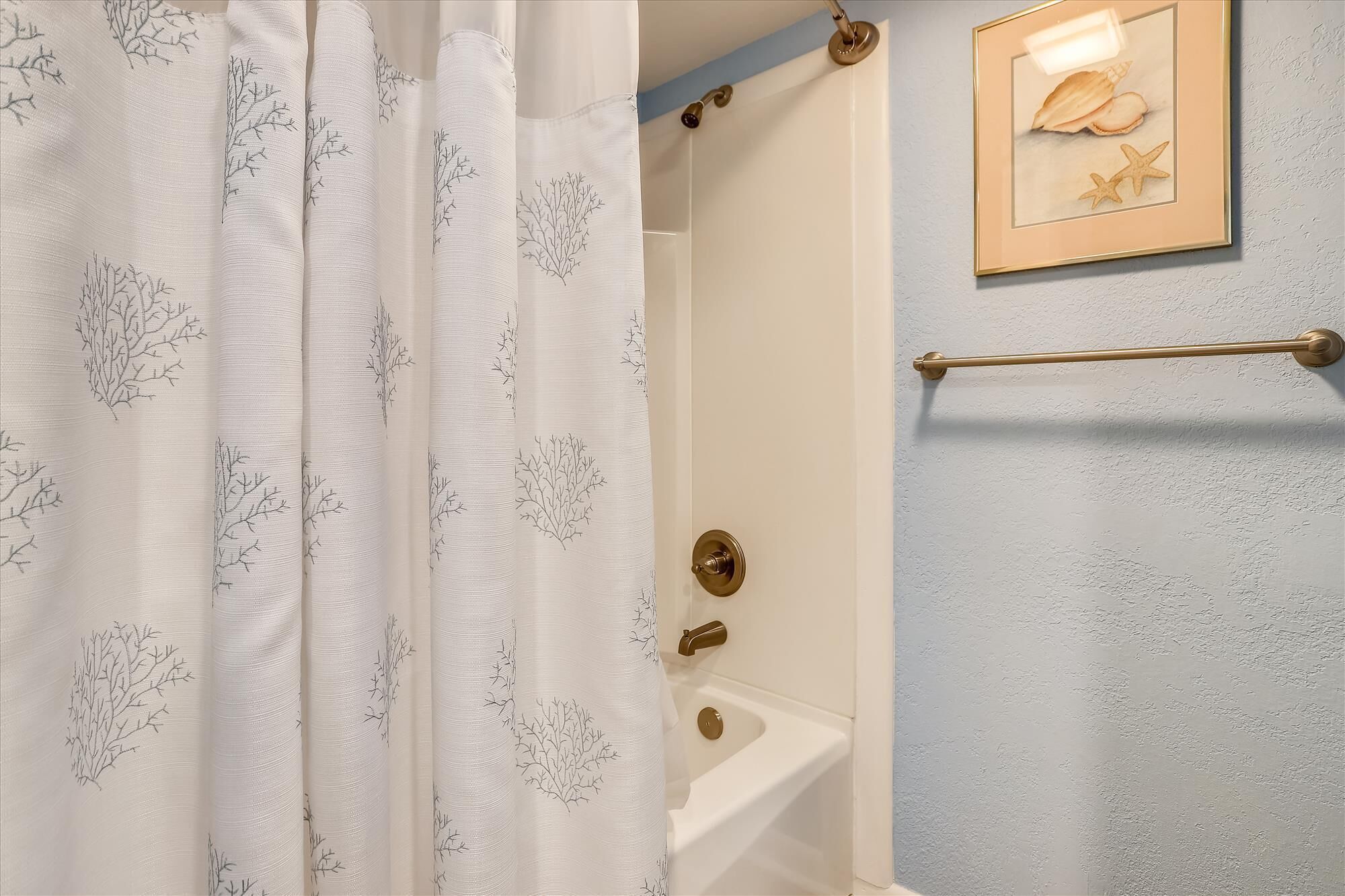 Breathtaking ocean views, direct access to the beach