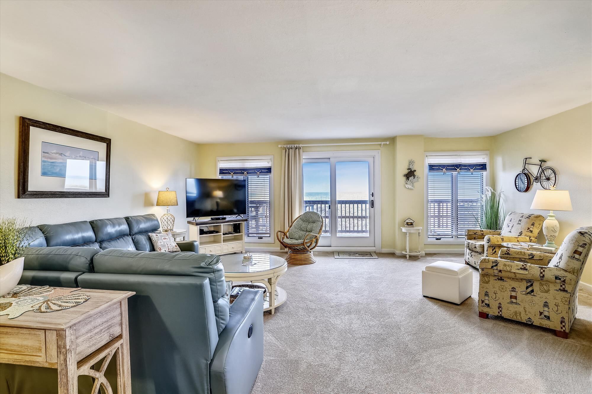 Breathtaking ocean views, direct access to the beach