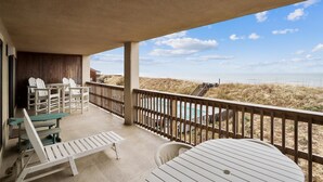 Ein überdachter Sitzbereich mit Blick auf Strand und Dünen.