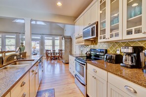 Frigorifero con congelatore, microonde, forno, piano cottura