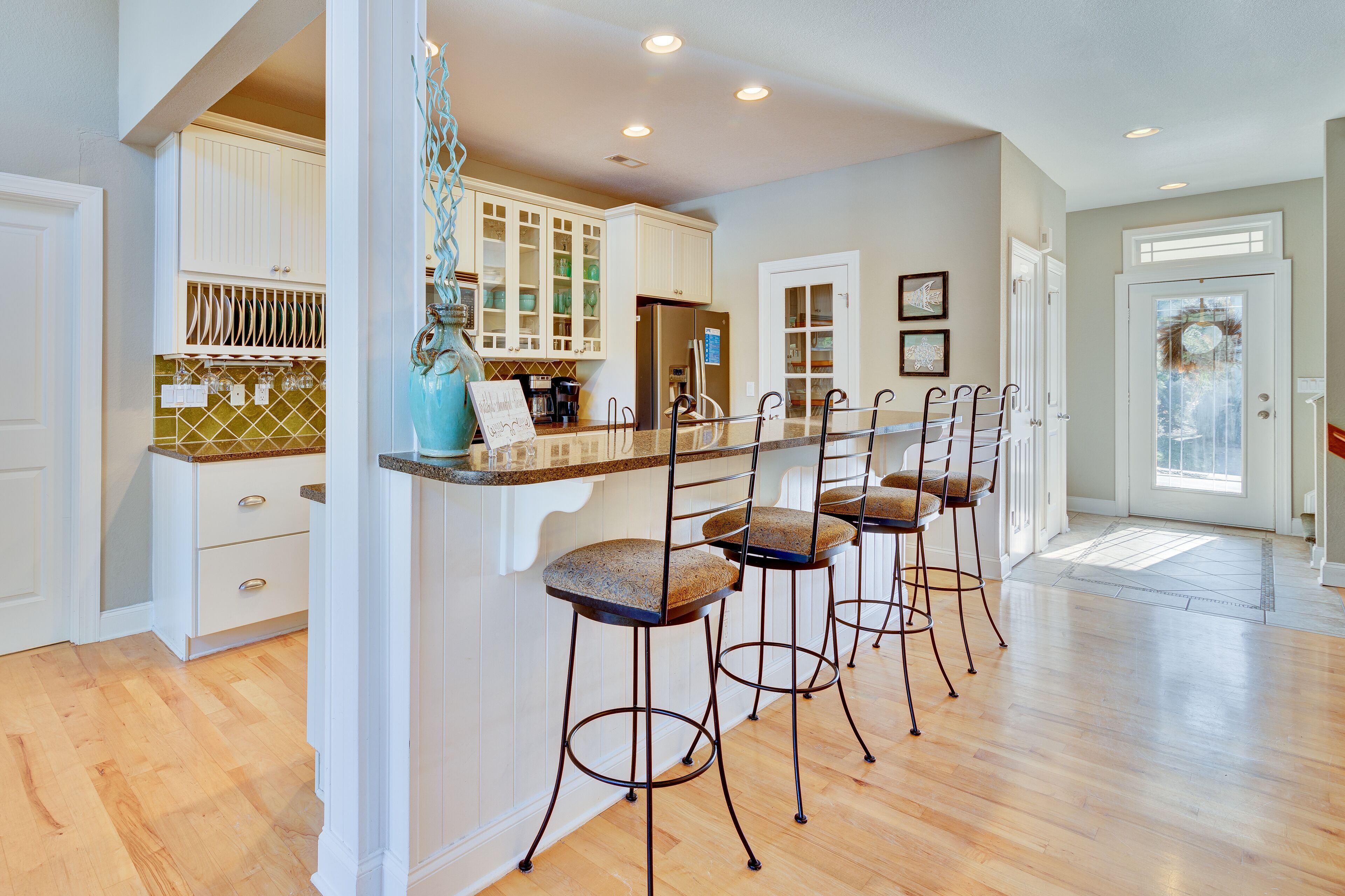 Full-size fridge, microwave, oven, stovetop