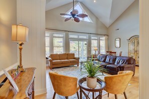 TV a schermo piatto, lettore DVD, tavolo da calcetto