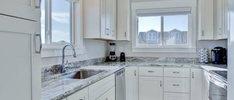 Kjøleskap, mikrobølgeovn, ovn og kokeplater