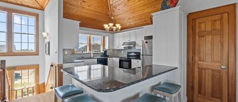 Køleskab, mikrobølgeovn, ovn, kogeplade