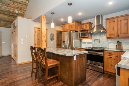 Alpine Sunflower Cabin—Stunning Views! Quiet location--Hot tub--Minutes to RMNP