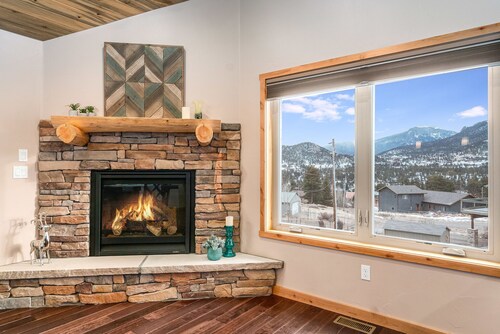 Alpine Sunflower Cabin—Stunning Views! Quiet location--Hot tub--Minutes to RMNP