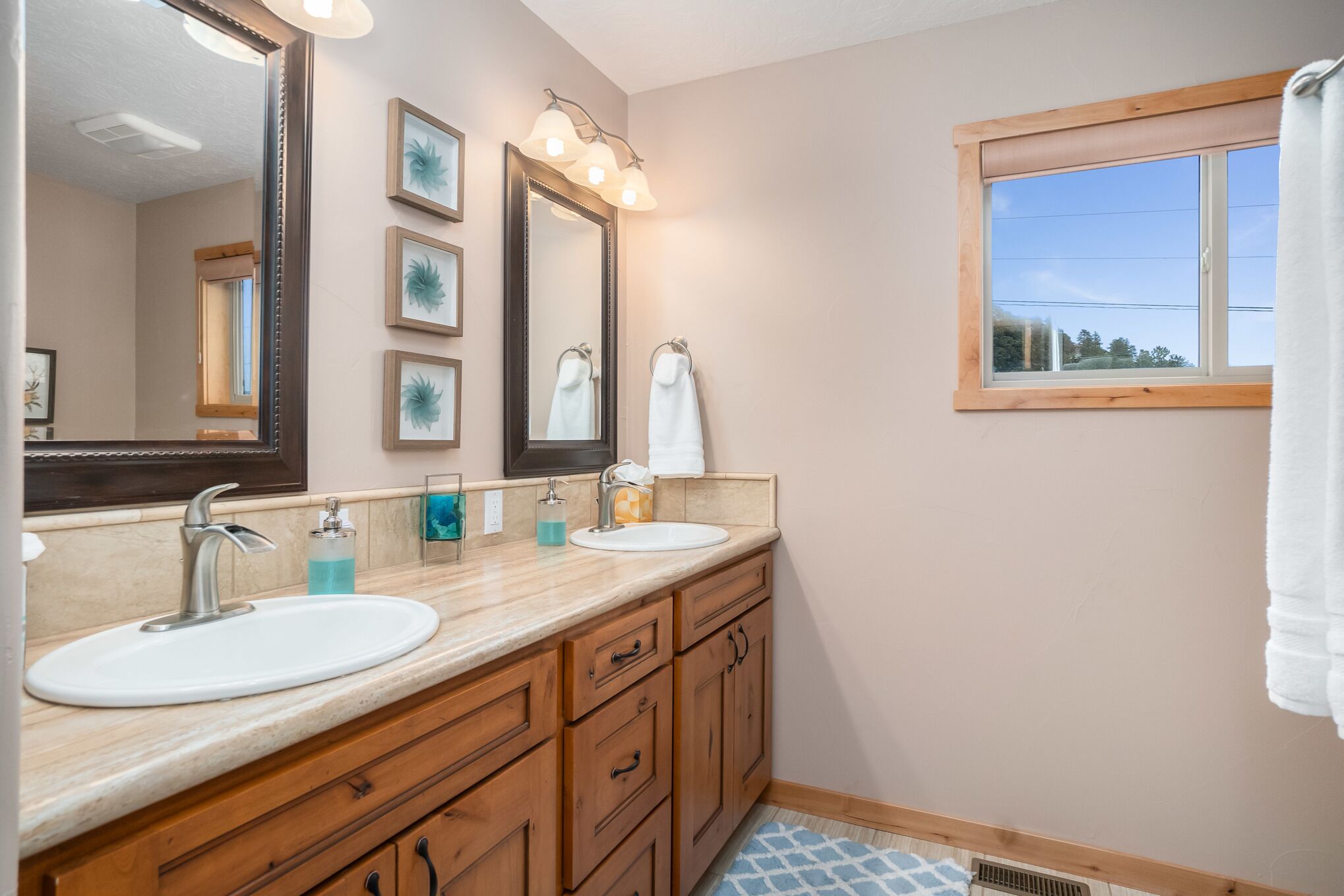 Alpine Sunflower Cabin—Stunning Views! Quiet location--Hot tub--Minutes to RMNP