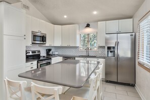 Frigorífico, microondas, horno y placa de cocina
