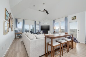 Smart TV, tavolo da calcetto, impianto stereo