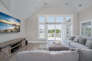 TV, videogiochi, tavolo da calcetto, impianto stereo