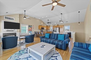 TV a schermo piatto, libri, impianto stereo