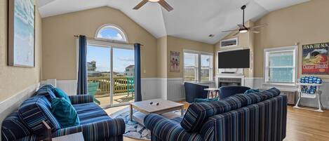 Televisión de pantalla plana, libros, estéreo