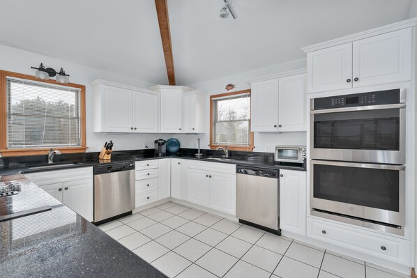 Full-sized fridge, microwave, oven, stovetop