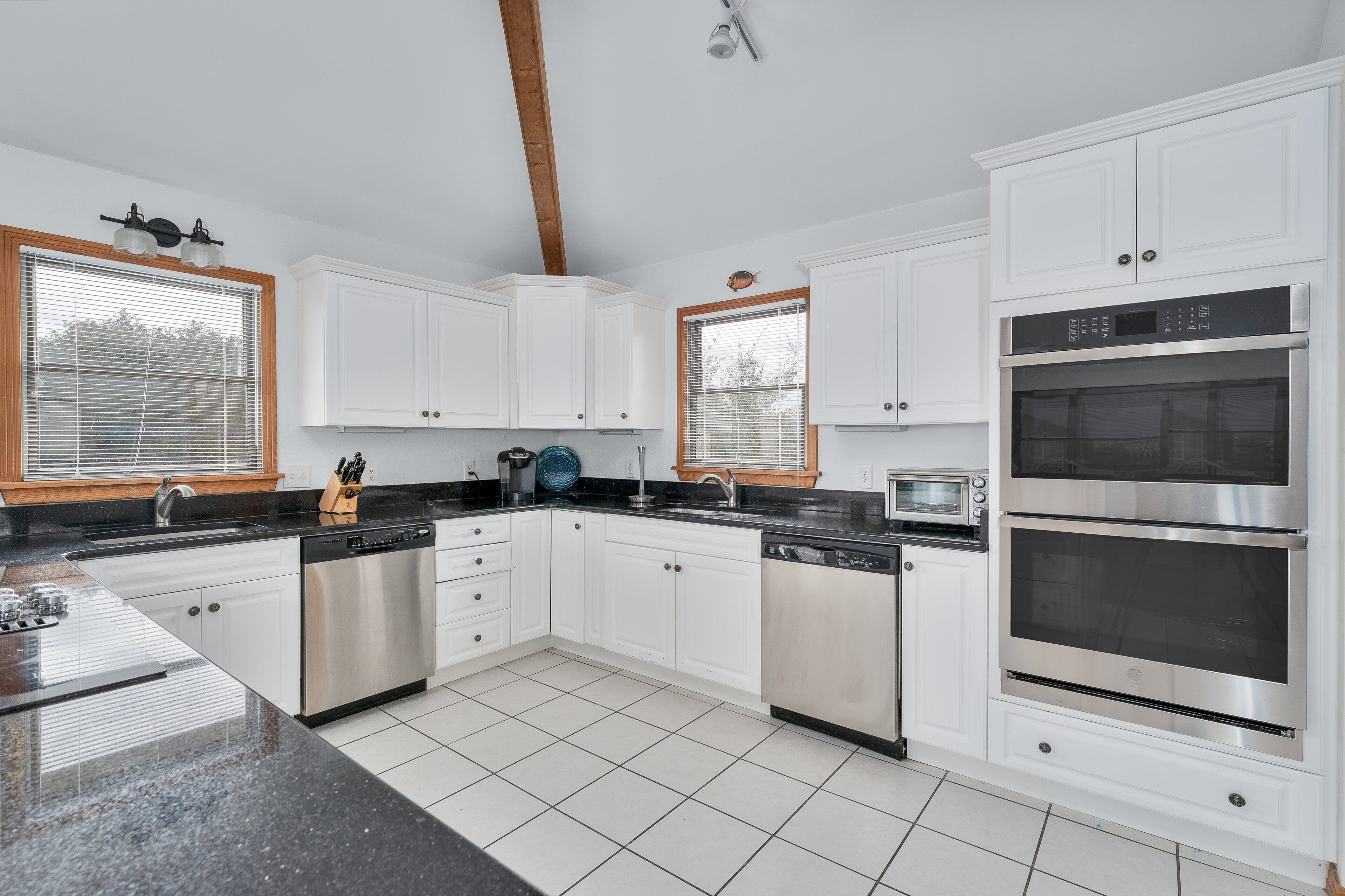 Een koelkast met diepvriezer, een microgolfoven, een oven, een kookplaat