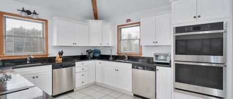 ثلاجة/مجمد بحجم كبير، ميكروويف، فرن، موقد طهي مسطح