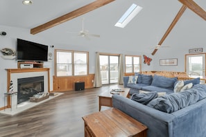 Fladskærms-tv, pejs, dvd-afspiller, bordfodbold