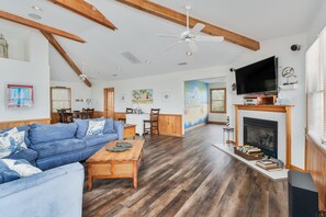 Flatskjerm-TV, peis, DVD-spiller og fotballspill