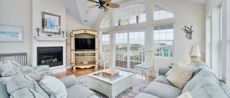 Flachbildfernseher, DVD-Player, Tischfußball