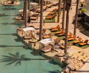 Una piscina al aire libre, una piscina climatizada