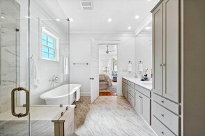 Amenidades de baño gratuitas, secadora de cabello, toallas 