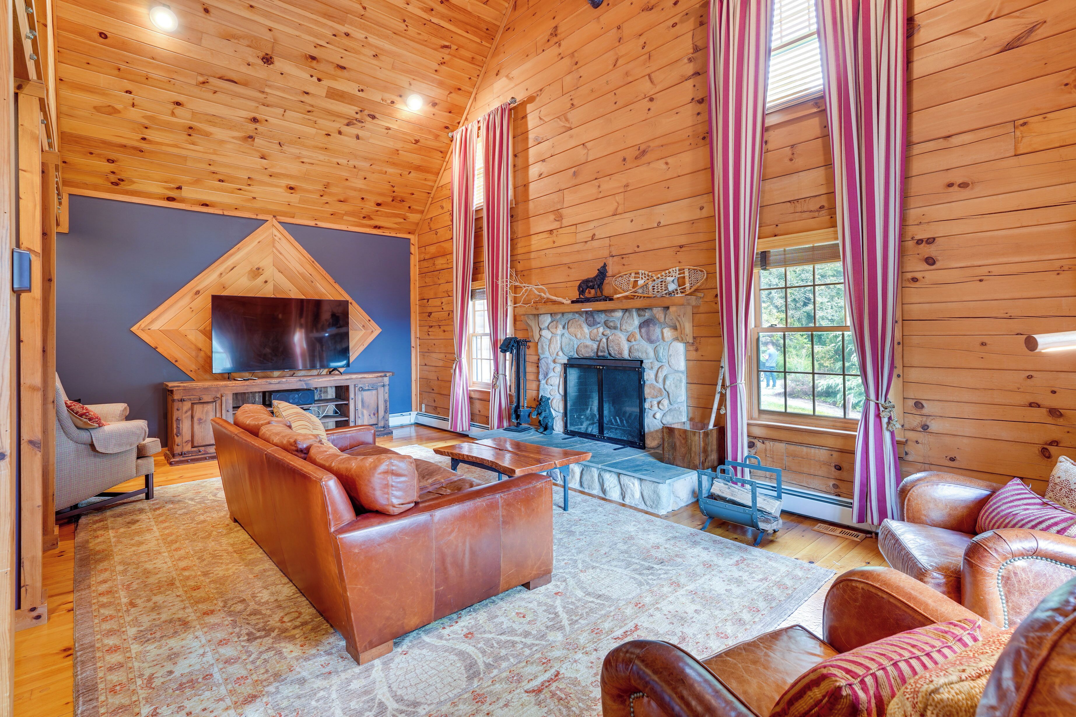 Luxury Log Cabin w/ EV Charger & Mtn Views!