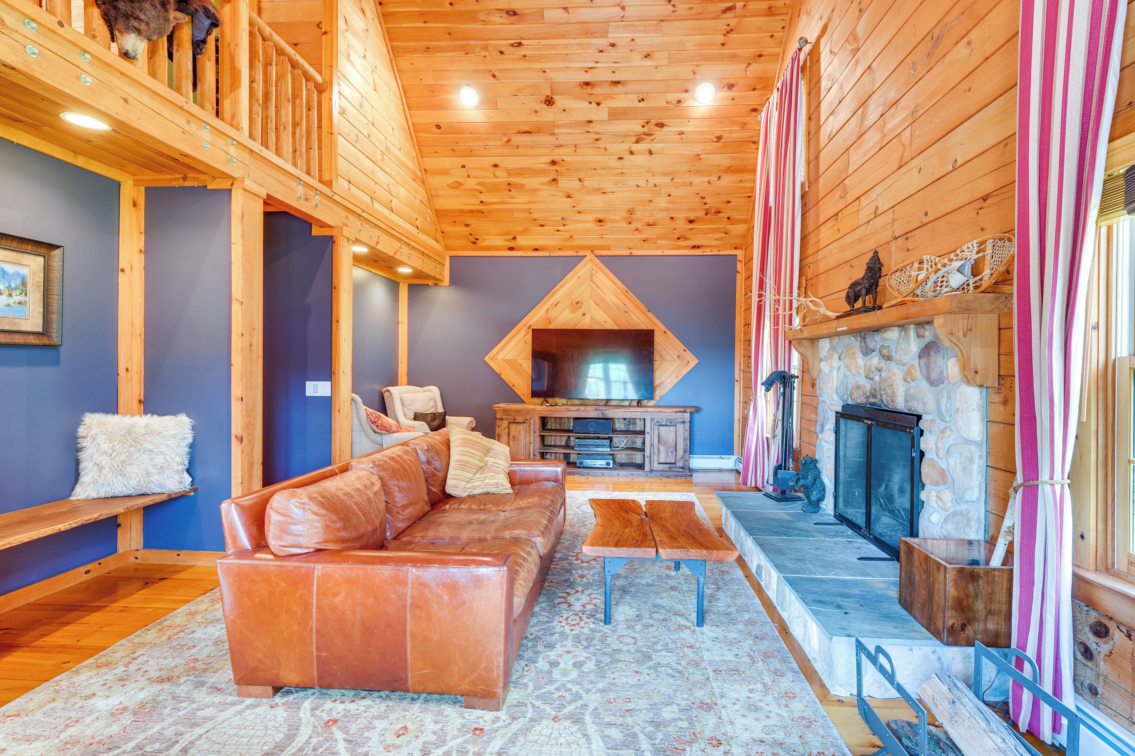 Luxury Log Cabin w/ EV Charger & Mtn Views!