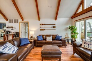 TV, fireplace, books - Versatile Home w/ Deck & Grill, 1 Mi to Lake! (Pottsboro)